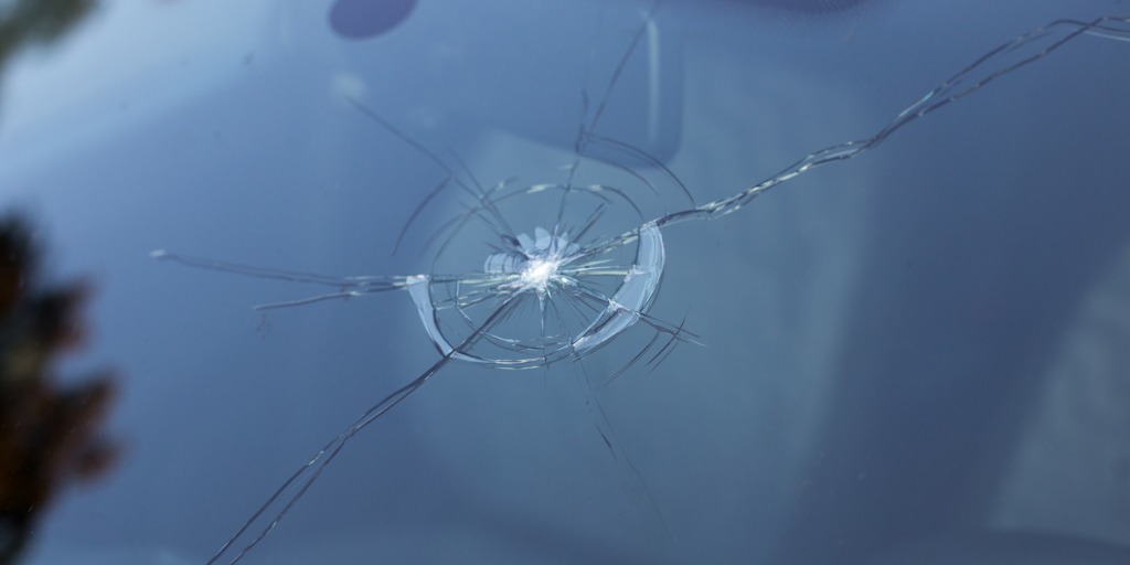 smashed-windscreen-picture-id481846988